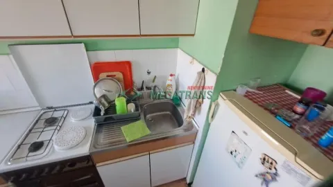 Pogled na deo kuhinje sa štednjakom, sudoperom i frižiderom. - image 11