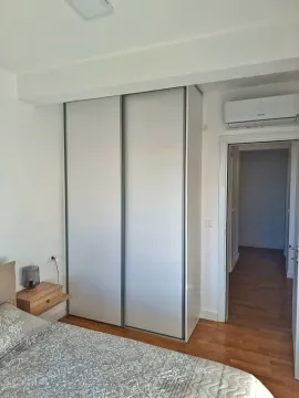 Spavaća soba sa velikim ugradnim garderoberom, krevetom i klima uređajem. - image 8