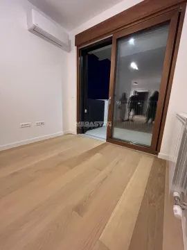 Prazna soba sa drvenim podom i izlazom na terasu. - image 5