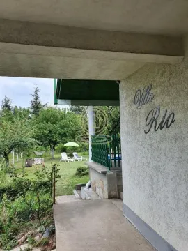 Pogled sa ulaza na dvorište i zelenu površinu sa drvećem. - image 20