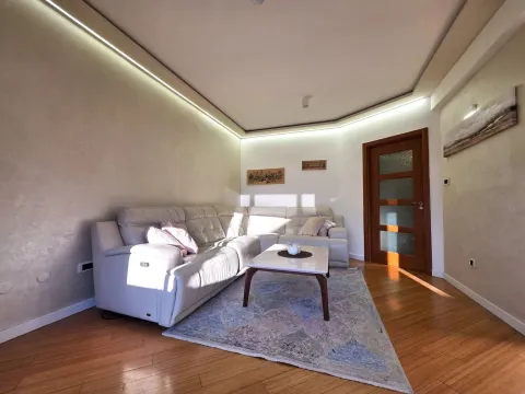 Dnevna soba sa ugaonom garniturom, stočićem i drvenim podom. - image 2