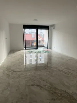 Prazna dnevna soba sa svetlim pločicama i velikim staklenim vratima koja izlaze na balkon. - image 2