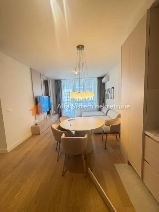 Izdavanje, trosoban stan, 74m², Savski Venac, Beograd