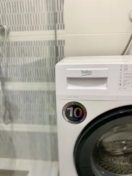 Bijela veš mašina u kupatilu. - image 10