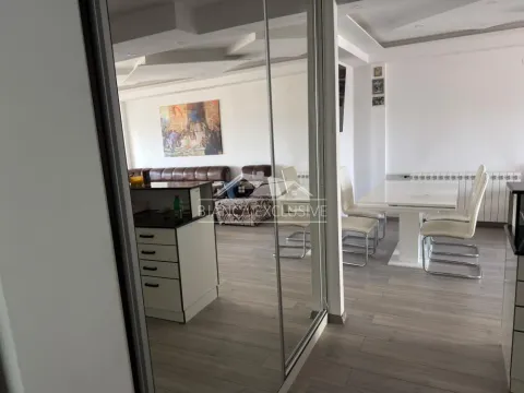 Pogled iz hodnika na dnevni boravak i trpezariju sa nameštajem. - image 7