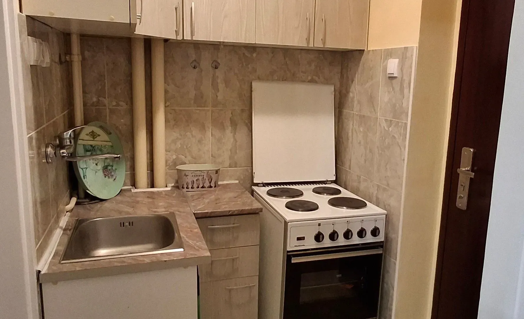 Izdavanje, jednosoban stan, 22m², Rotkvarija, Novi Sad Sve Podlokacije