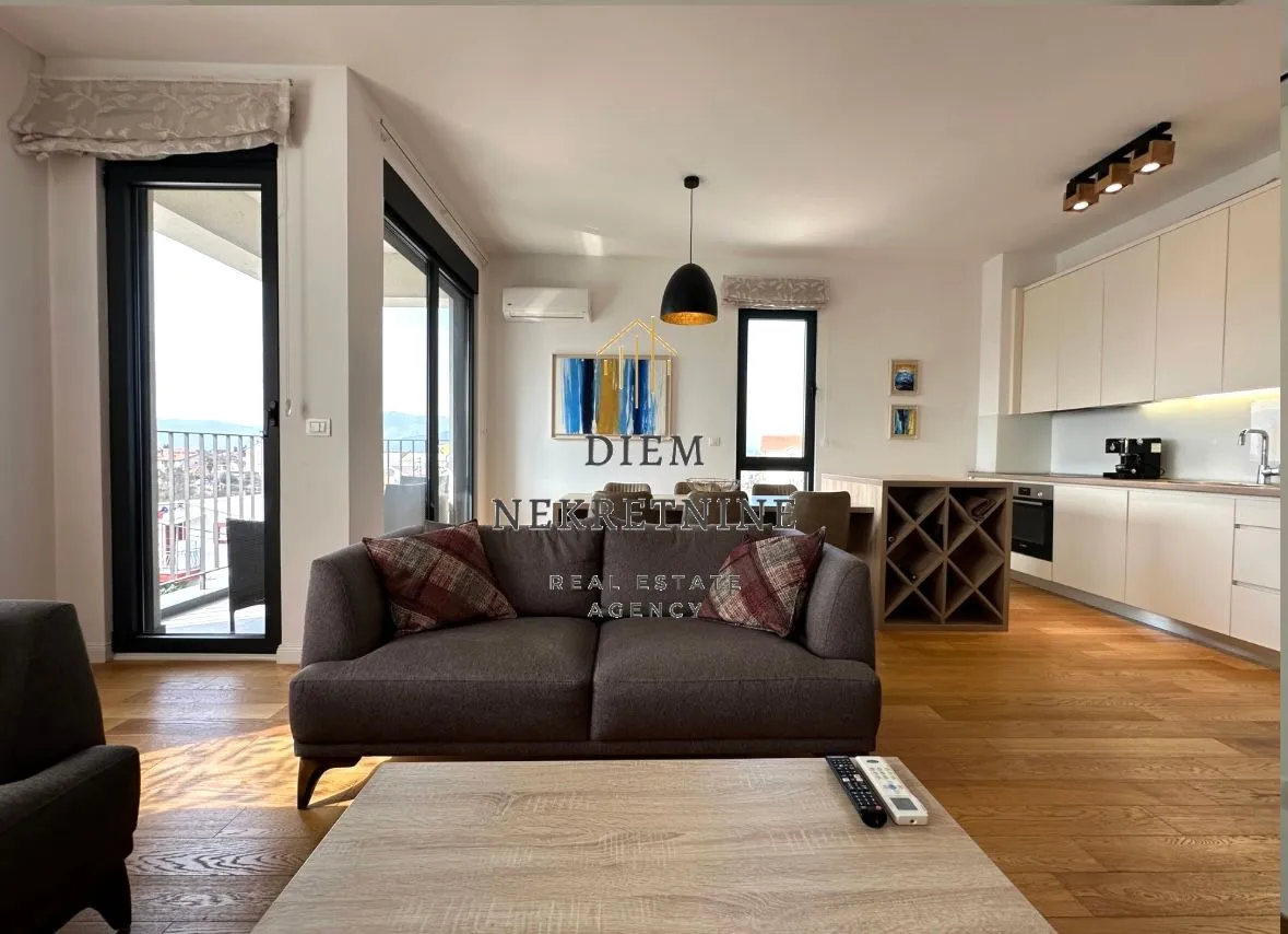 Izdavanje, trosoban stan, 95m², Podgorica, Crna Gora