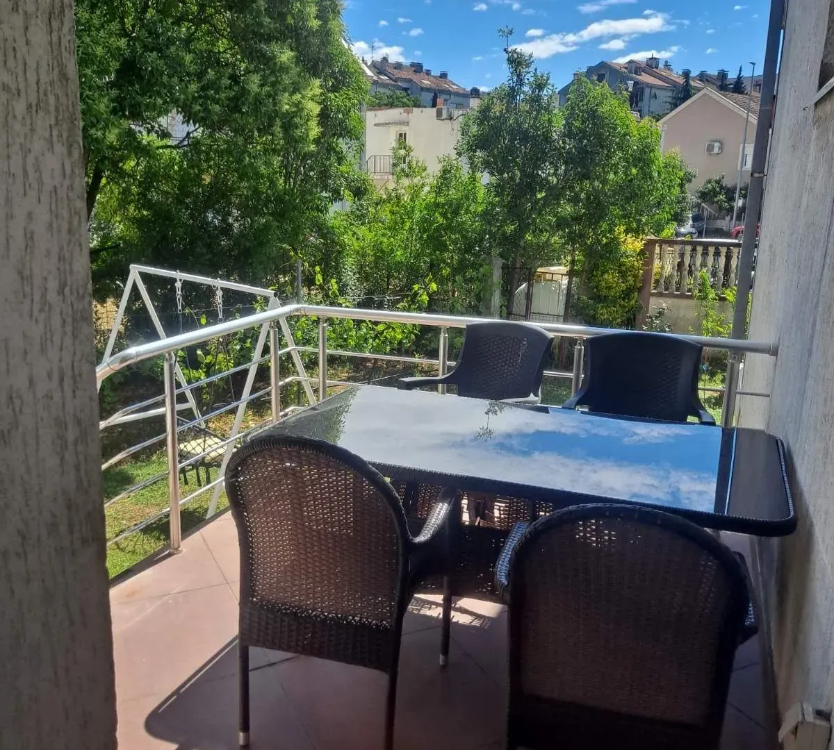 Izdavanje, trosoban stan, 130m², Stari Aerodrom, Podgorica