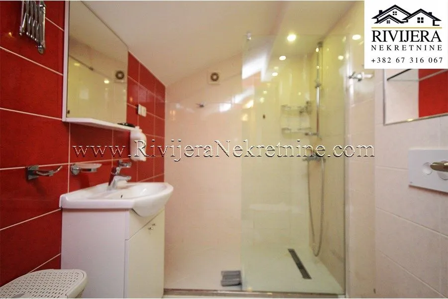 Sale, four bedroom apartment, 105m², Dobrota, Kotor