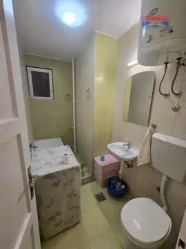 Manje kupatilo sa kadom, umivaonikom, WC šoljom i bojlerom. - image 6