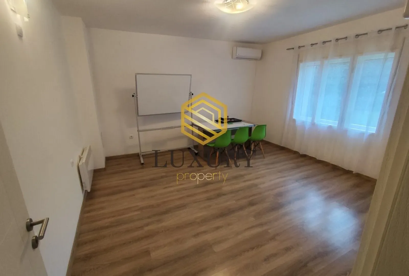 Izdavanje, dvosoban stan, 90m², Gorica C, Podgorica