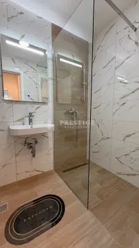 Moderno opremljeno kupatilo sa tuš kabinom i umivaonikom. - image 11