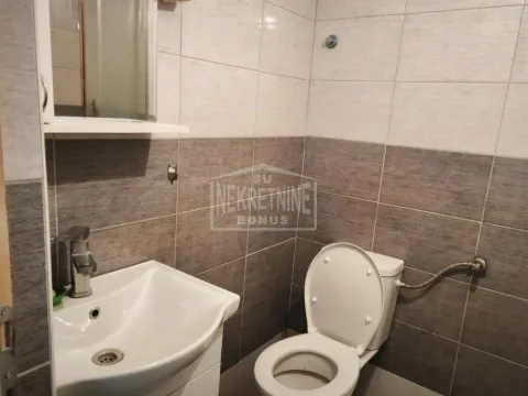 Manje kupatilo obloženo keramičkim pločicama sa umivaonikom i šoljom. - image 10