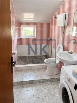 Manje kupatilo sa tuš kabinom, umivaonikom i veš mašinom. - image 9