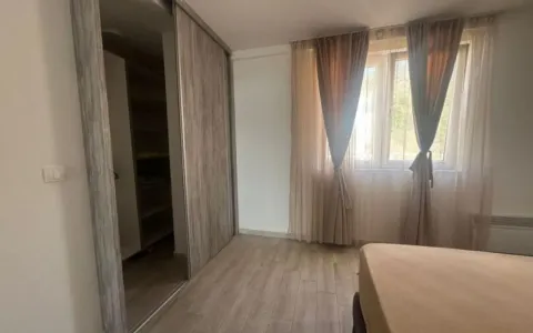 Spavaća soba sa velikim ugradnim garderoberom i prozorom sa zavjesama. - image 6