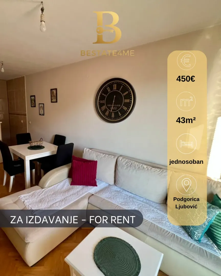 Dnevni boravak sa garniturom i trpezarijskim dijelom.