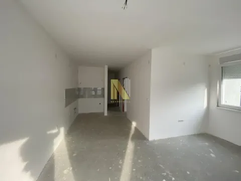 Prazna prostorija u stanu u izgradnji sa belim zidovima i malterisanim podom. - image 5
