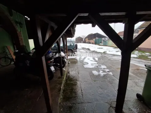 Natkriveni deo dvorišta sa drvenom konstrukcijom i pogledom na imanje. - image 20