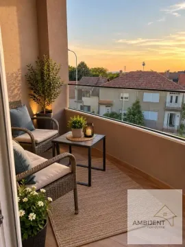 Namešten balkon sa garniturom za sedenje i pogledom na naselje. - image 10