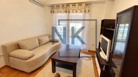 Dnevna soba sa garniturom, stočićem i TV komodom. - image 4