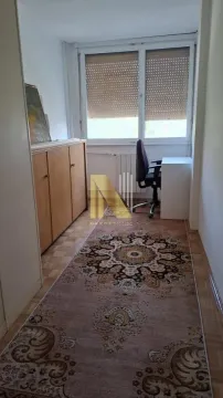 Manja spavaća soba sa krevetom i ormarom. - image 7