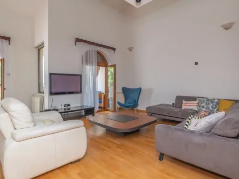 Rent, house, 280m², Podgorica, Crna Gora - image 1