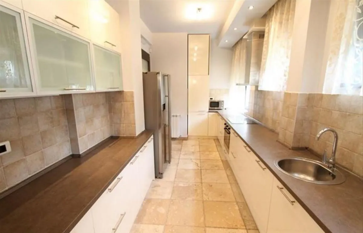 Izdavanje, stan, 200m², Senjak, Beograd