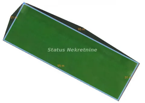 Prikaz parcele sa označenim dimenzijama i granicama. - image 2