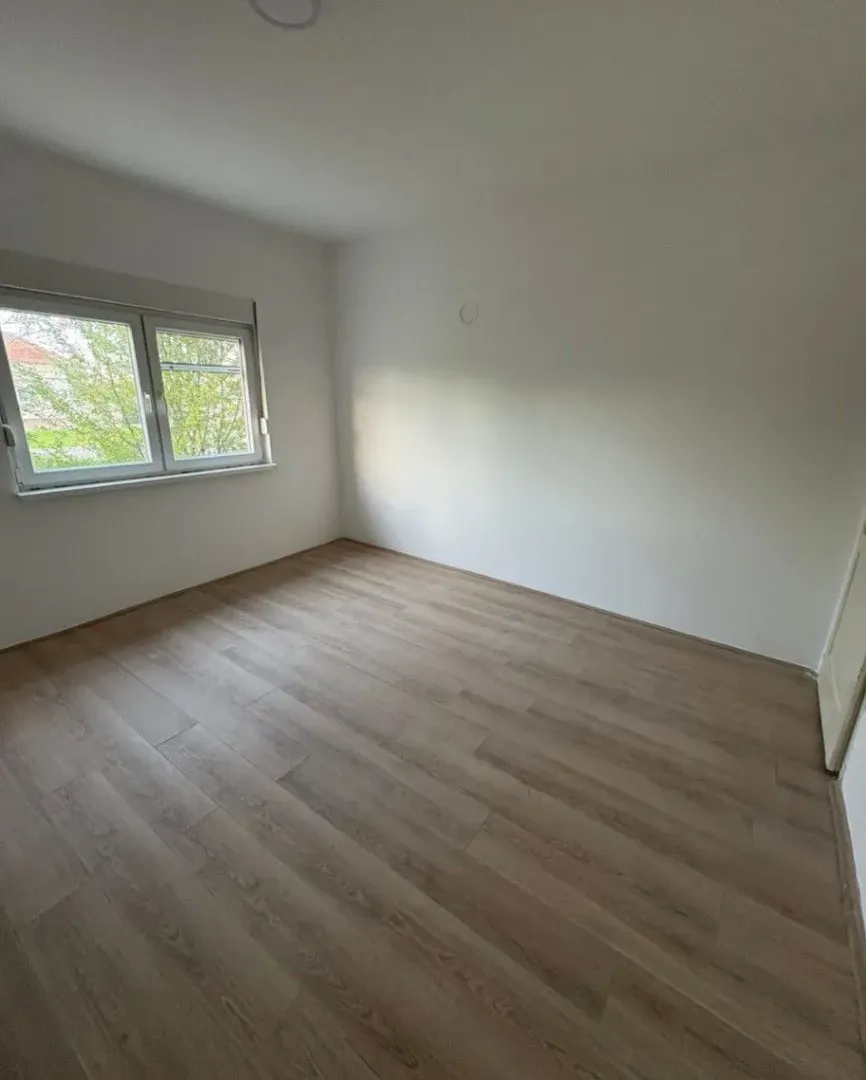 Izdavanje, trosoban stan, 80m², Zemun Ugrinovci, Zemun Sve Podlokacije