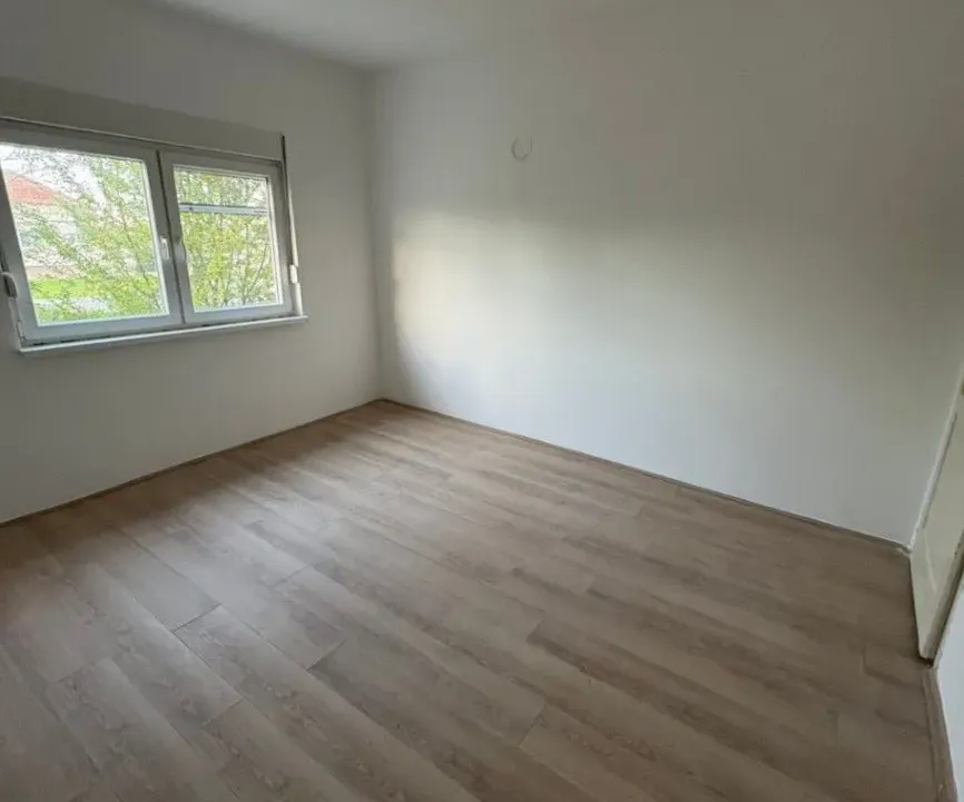 Izdavanje, trosoban stan, 80m², Zemun Ugrinovci, Zemun Sve Podlokacije