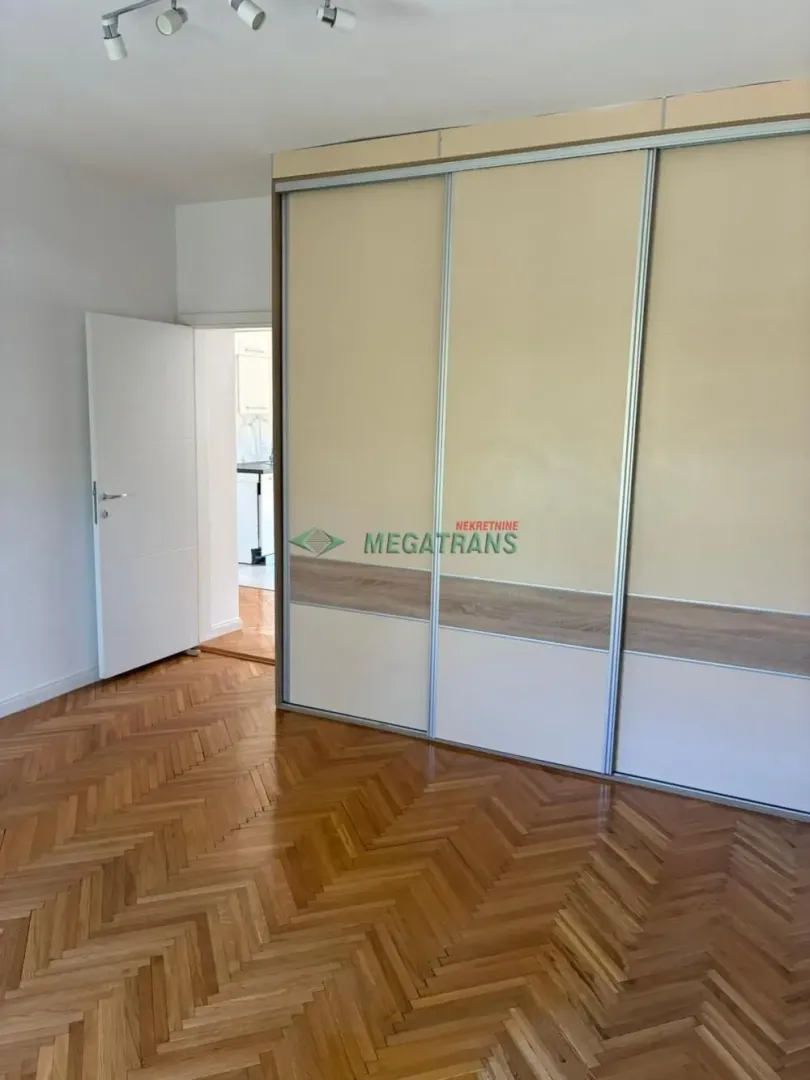 Izdavanje, trosoban stan, 74m², Centar, Novi Sad
