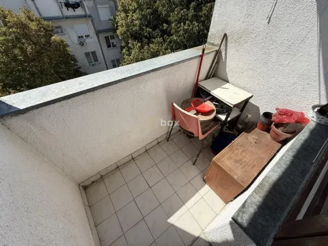 Manji balkon sa keramičkim pločicama i policama za odlaganje. - image 14
