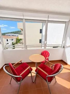 Natkriveni balkon sa garniturom za sjedenje i pogledom na okolinu. - image 11