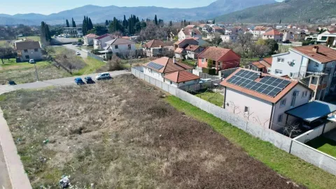 Pogled iz vazduha na plac i okolno naselje sa porodičnim kućama. - image 11