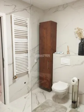 Moderno kupatilo sa belim pločicama i drvenim elementom. - image 10
