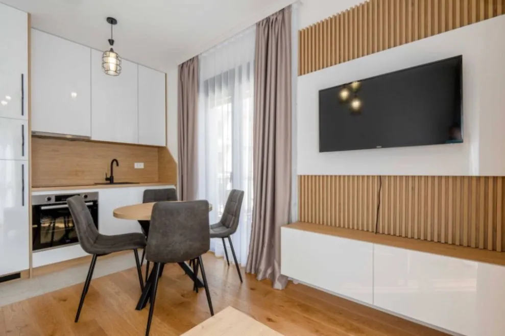 Izdavanje, dvosoban stan, 70m², Bečići, Budva