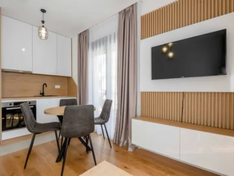 Izdavanje, dvosoban stan, 70m², Bečići, Budva