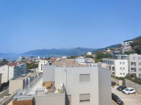 Pogled sa terase na naselje, more i okolne planine. - image 4