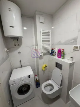 Manje kupatilo sa WC šoljom, veš mašinom i bojlerom. - image 6