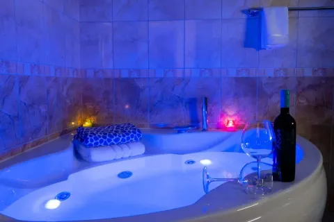 Kutni hidromasažni jacuzzi u moderno uređenom kupatilu sa ambijentalnim osvjetljenjem. - image 8
