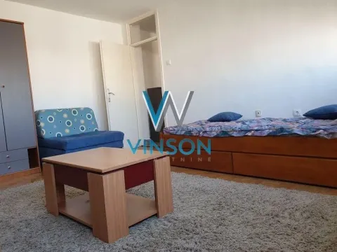 Nameštena spavaća soba sa krevetom, foteljom i klub stočićem. - image 4