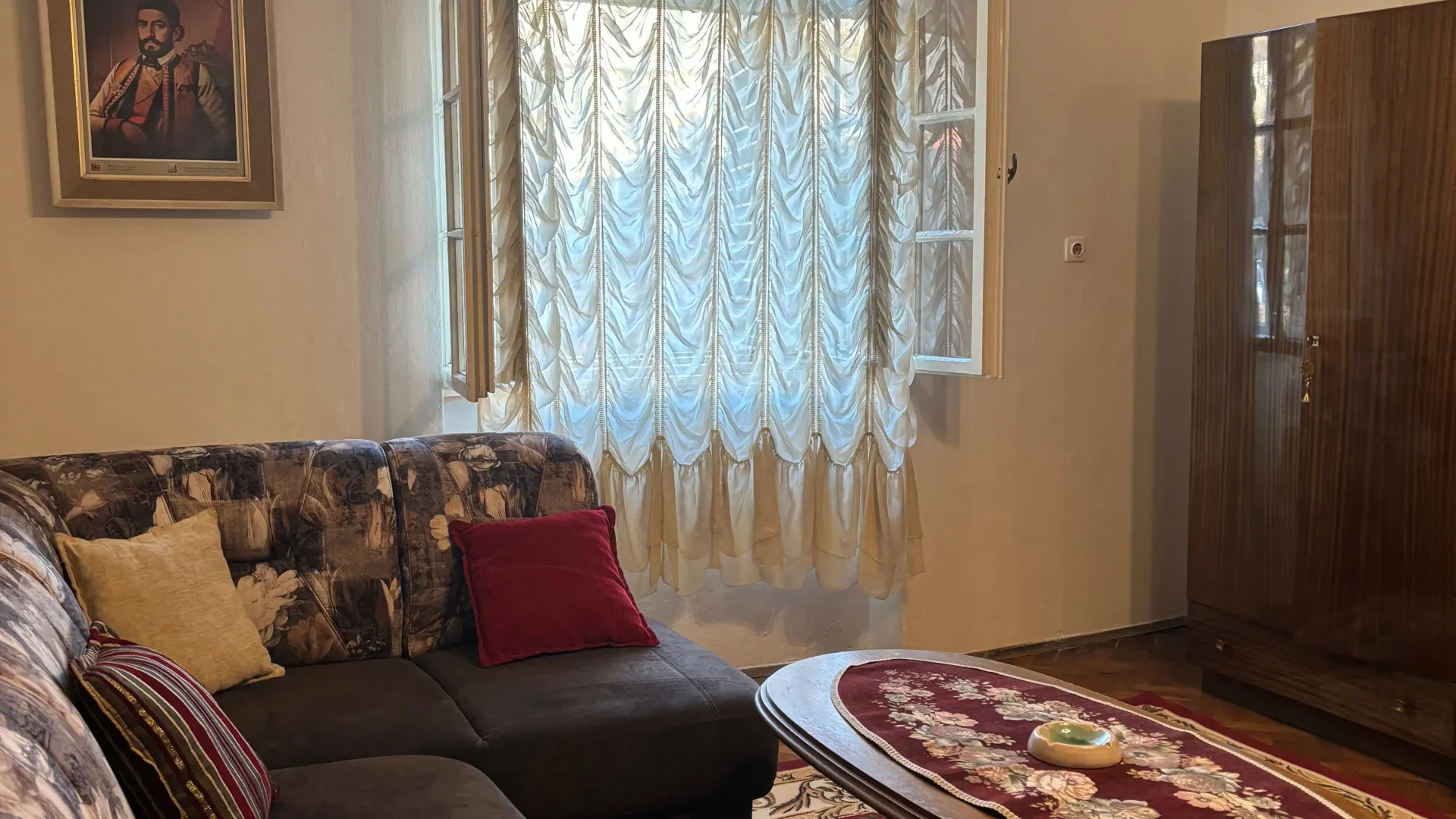 Izdavanje, dvosoban stan, 72m², Centar, Cetinje