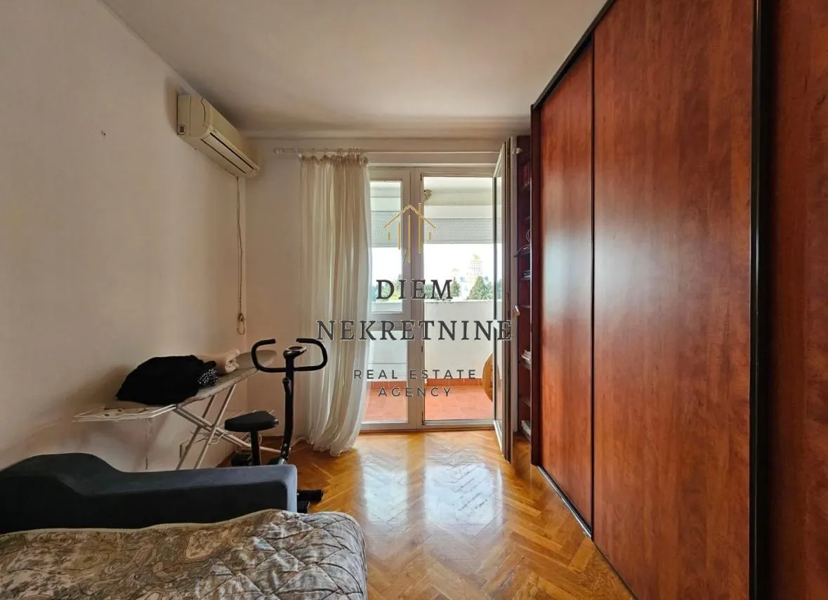 Prodaja, trosoban stan, 112m², Centar, Bar
