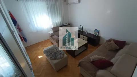 Dnevna soba sa garniturom za sedenje, stočićem i TV komodom. - image 2