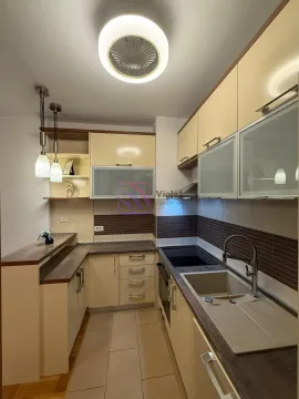 Kuhinja sa bež elementima, ugrađenom tehnikom i sudoperom. - image 15