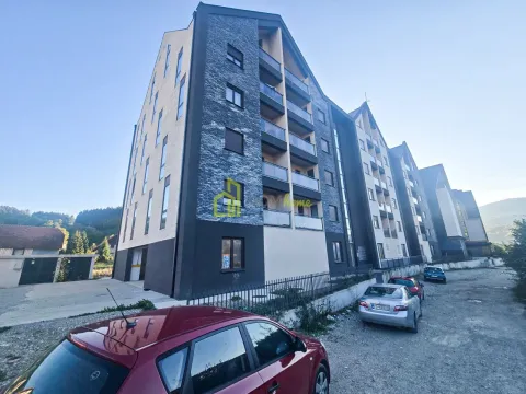 Pogled na spoljašnjost moderne stambene zgrade sa terasam i parkingom. - image 11
