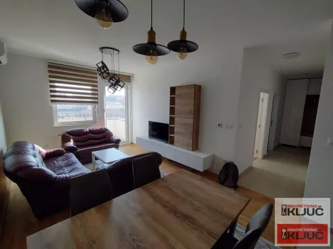 Dnevni boravak sa garniturom, trpezarijskim stolom i izlazom na terasu. - image 3