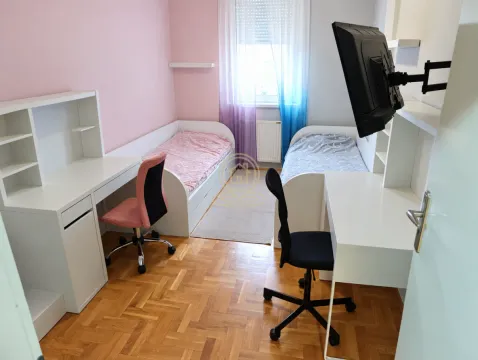 Dečja soba sa dva kreveta i radnim stolovima. - image 7