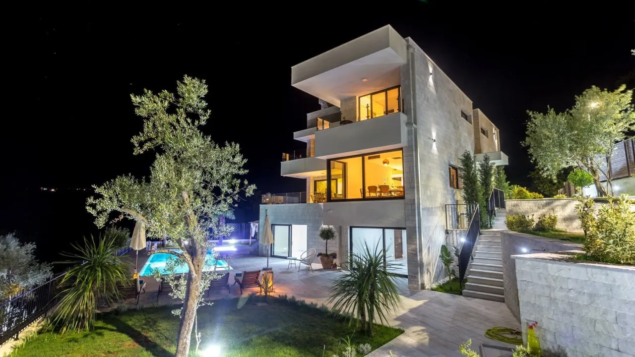 Sale, house, 360m², Đenovići, Herceg Novi