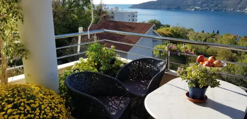 Namještena terasa sa garniturom za sjedenje i pogledom na more. - image 12